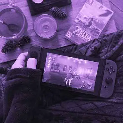 Photo d'une console switch, avec le jeu Zelda.